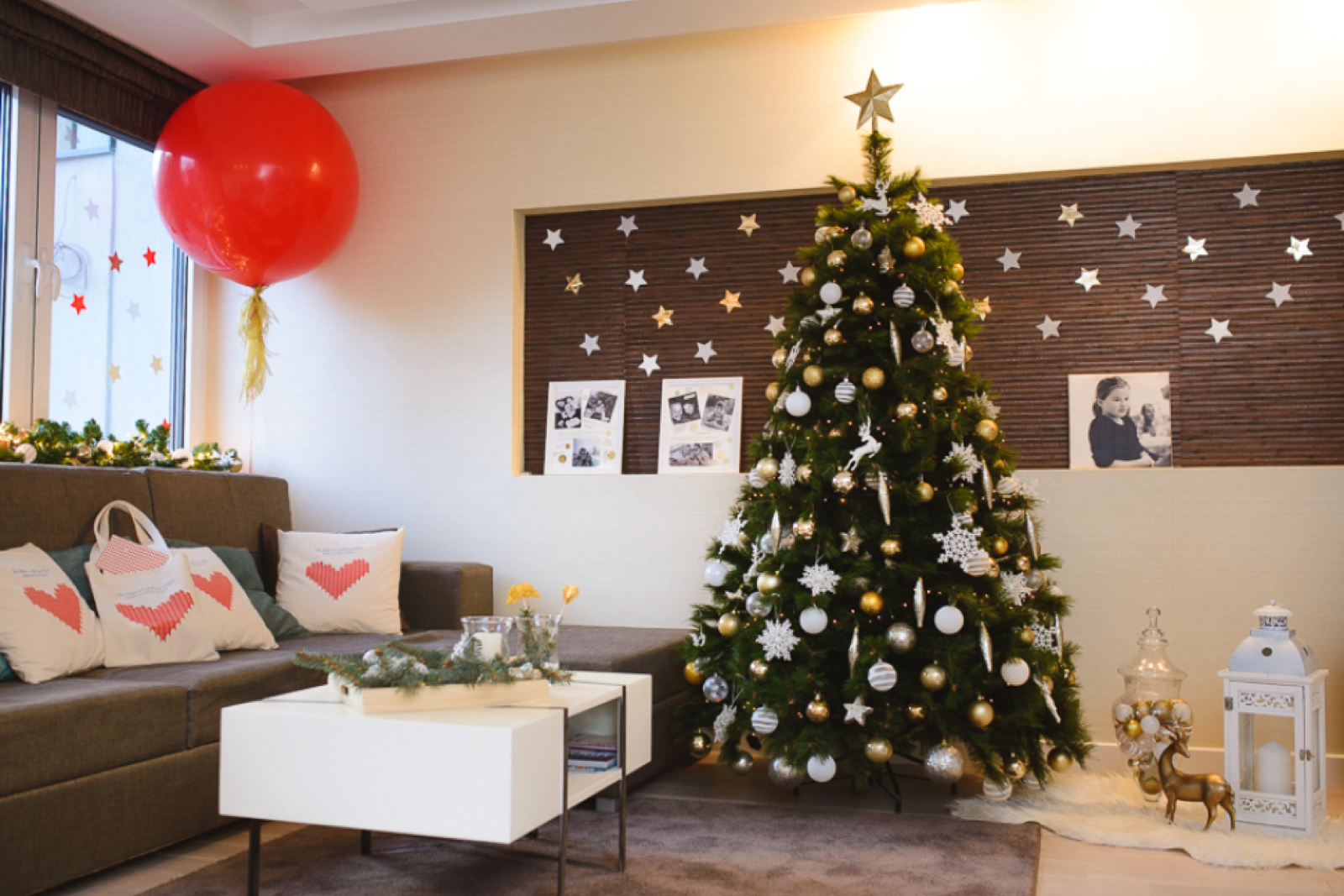 Pogled na ceo dekorisani prostor — praznicna magija u punom sjaju