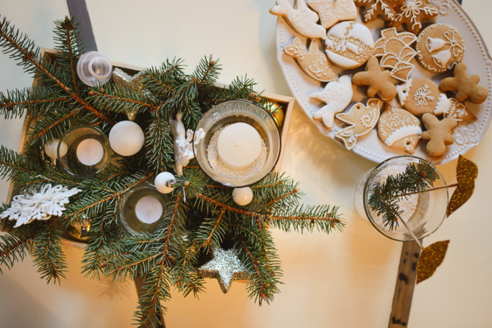 Zlatno ukrašena jelka sa crvenim ukrasima u punom sjaju