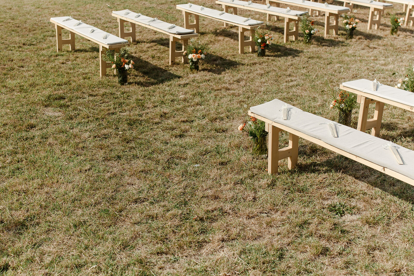 Detalj stolnog dekora — sveće u zlatnim držačima, grožđe i zelenilo