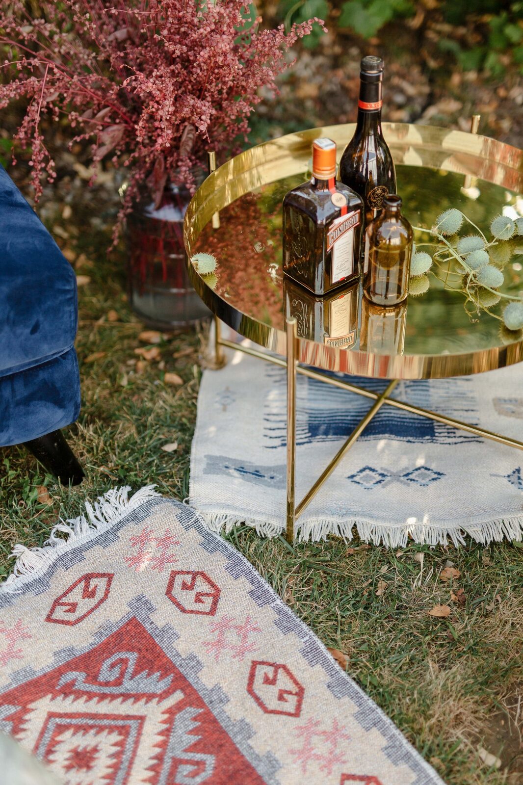 Detalj floralne dekoracije — grožđe, jabuke i ruže