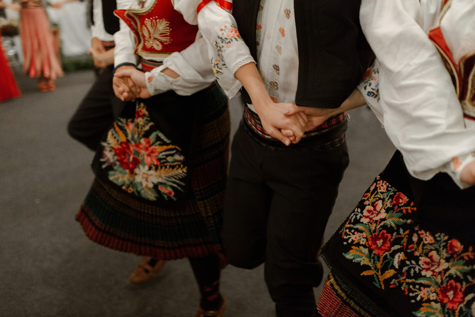 Narodni ples kolo — krupni plan ruku i tradicionalne srpske nošnje