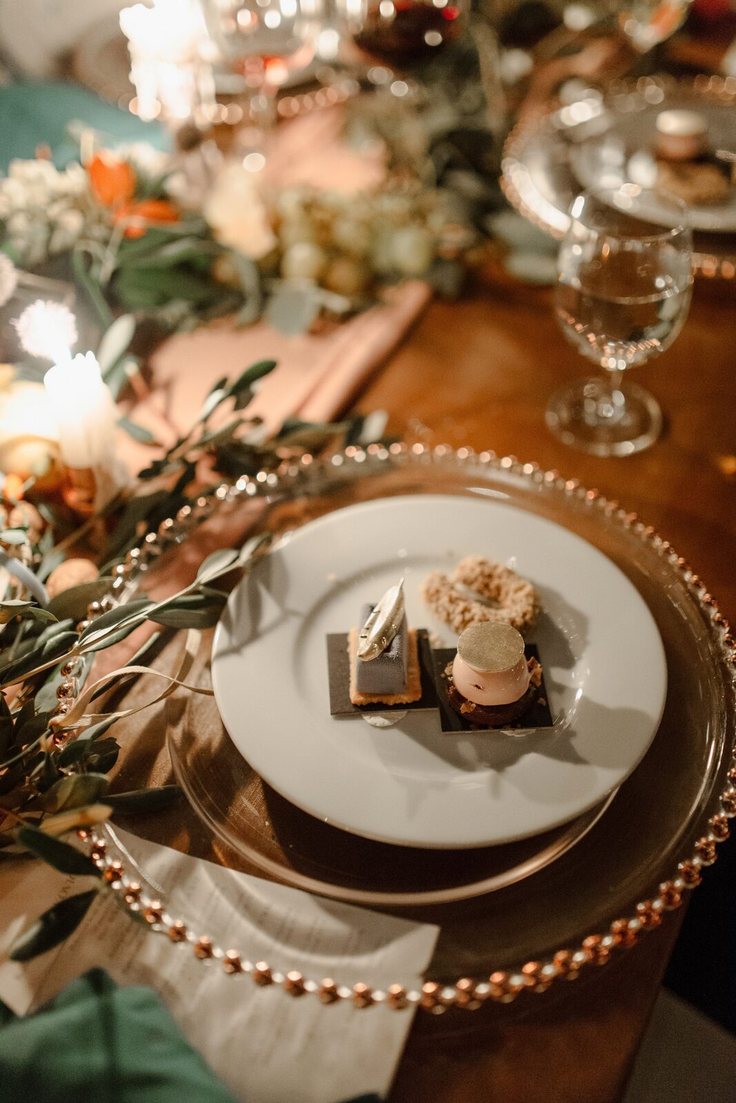 Cvetni aranžman sa ružama u večernjem svetlu