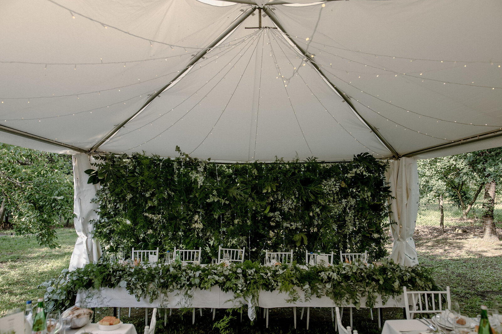 Aranžman cveća na stolu