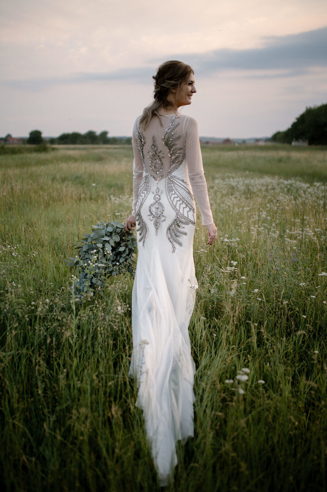 Cvetni aranžman na stolu u prirodi