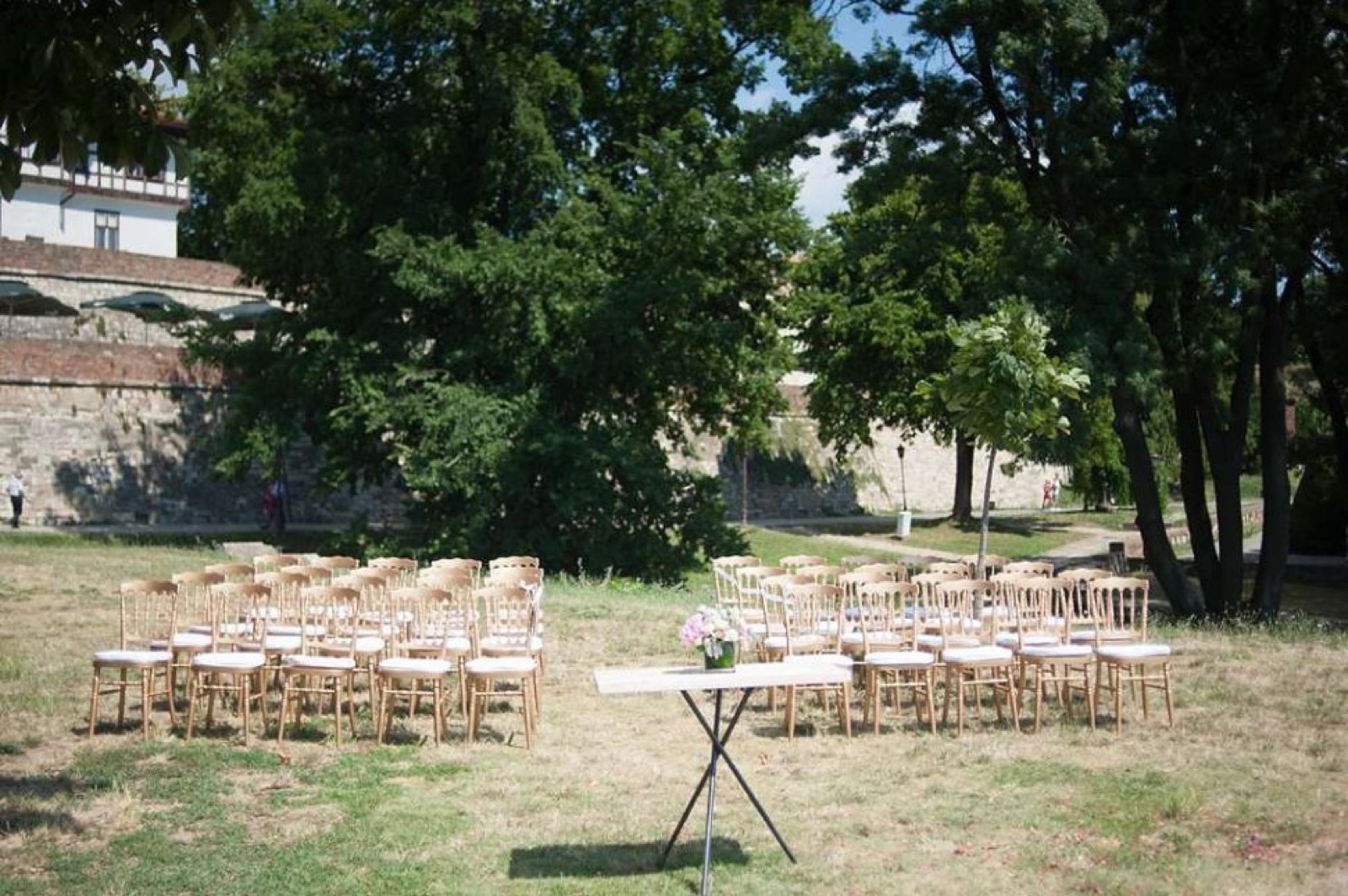 Ceremonija na Kalemegdanu &mdash; stolice postavljene na travi pored zidina