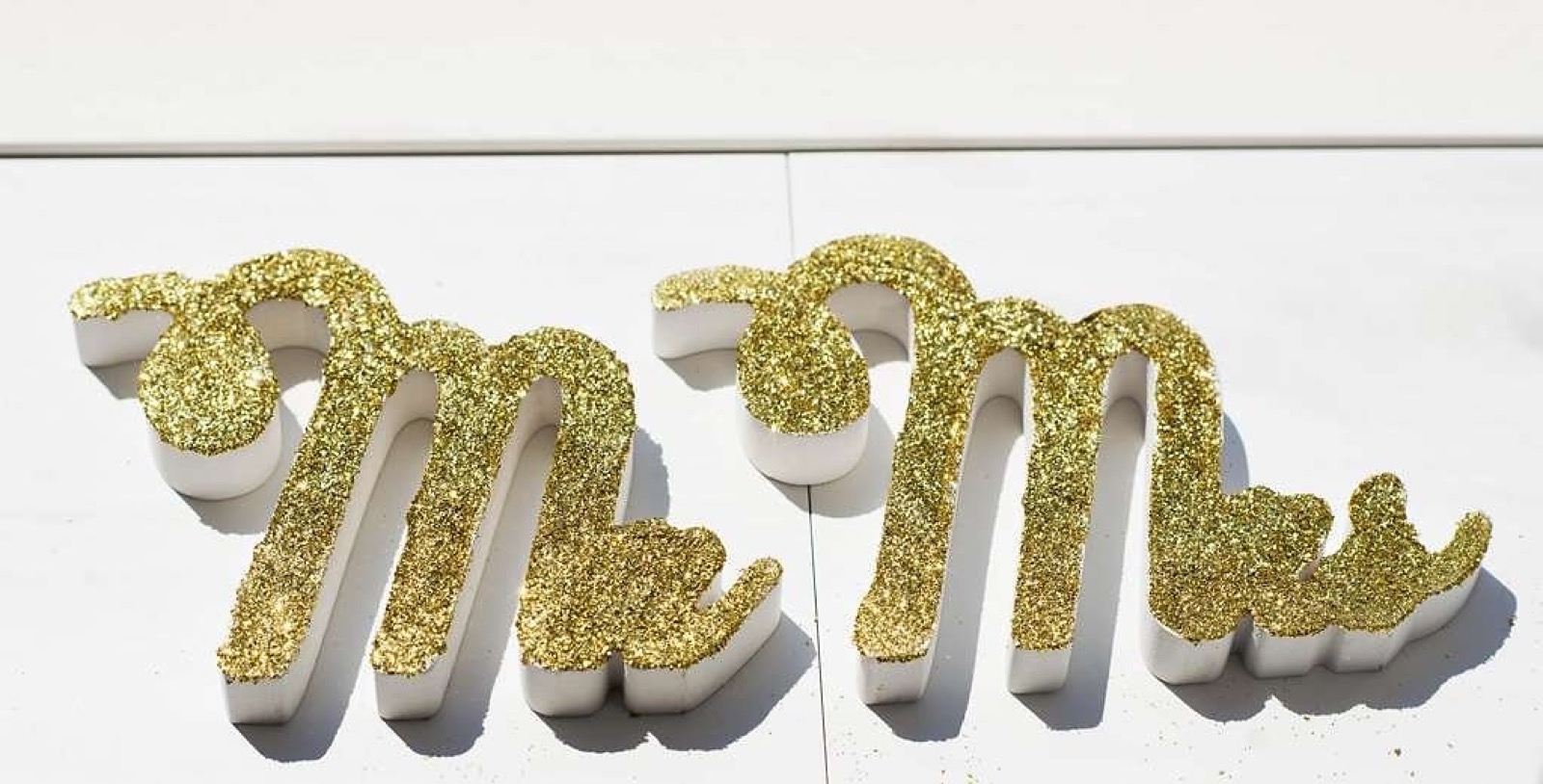 Mr i Mrs natpis zlatnim slovima