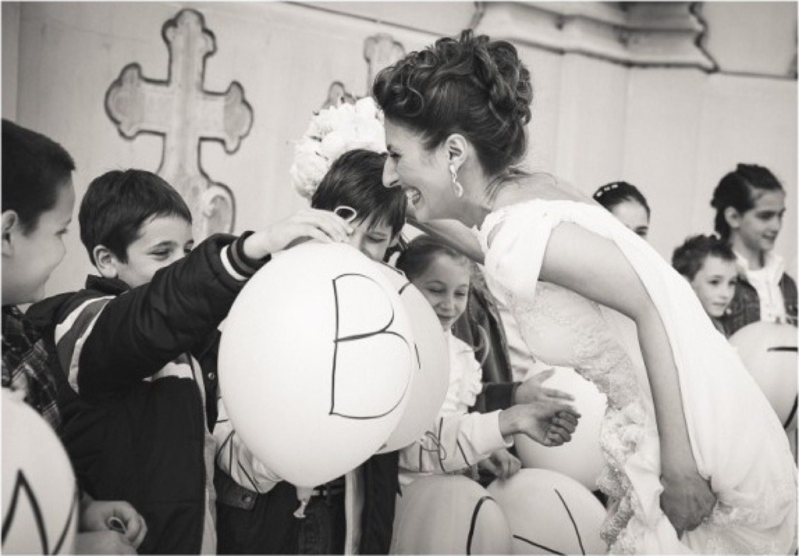 Đaci sa balonima — VOLIMO VAS UČITELJICE