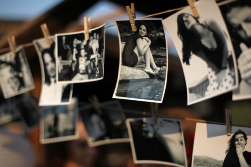 Crno-bele fotografije na štipaljkama