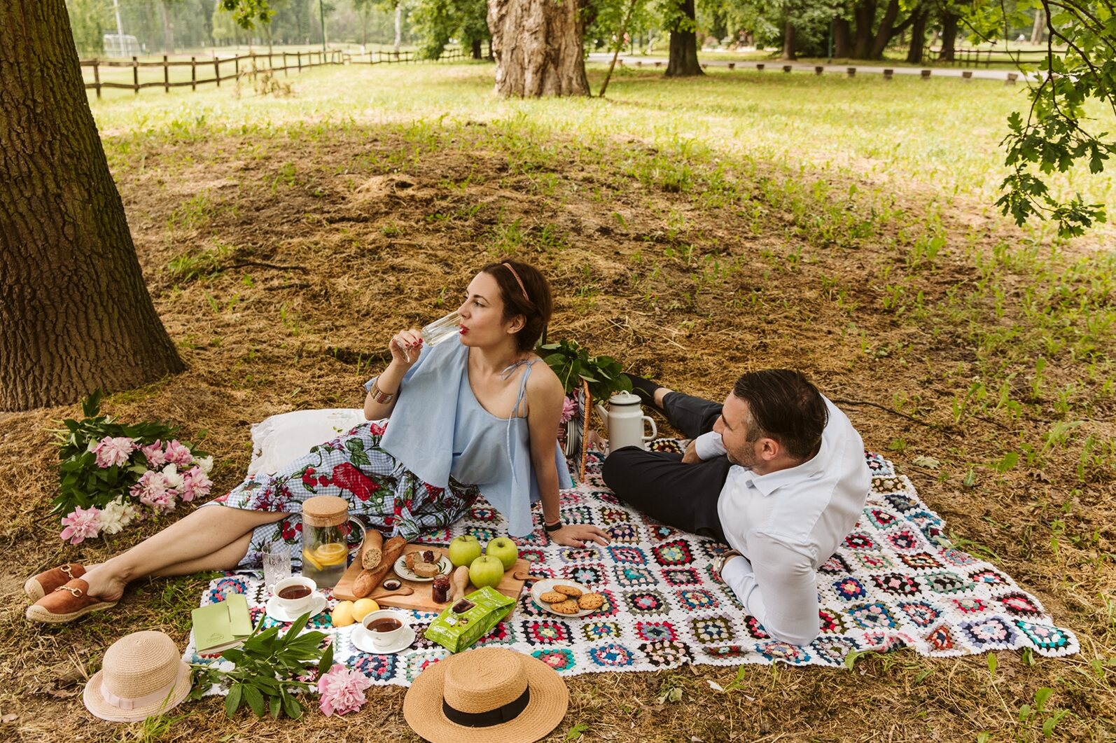 Šarena heklana ćebetića sa zelenim jabukama i kafom