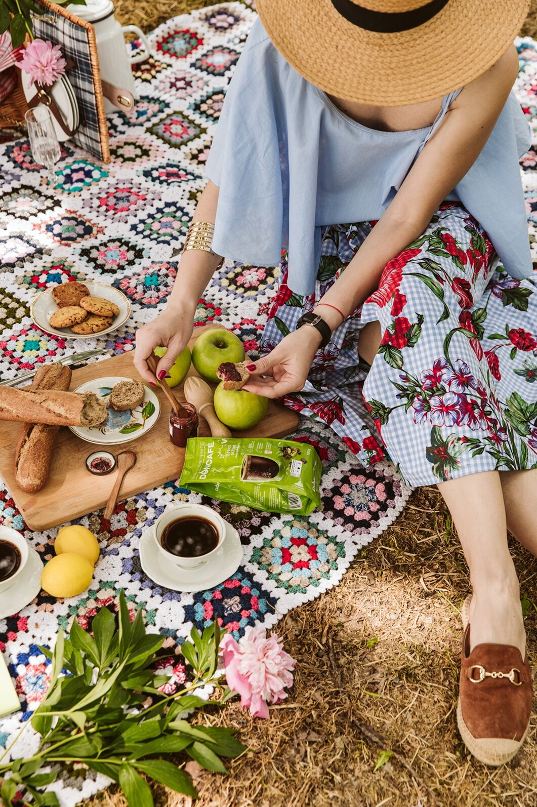 Detalj piknika - kafa, zeleni notes i cveće