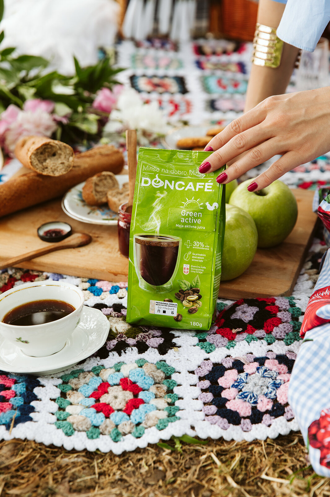 Portret žene sa zelenim notesom na pikniku