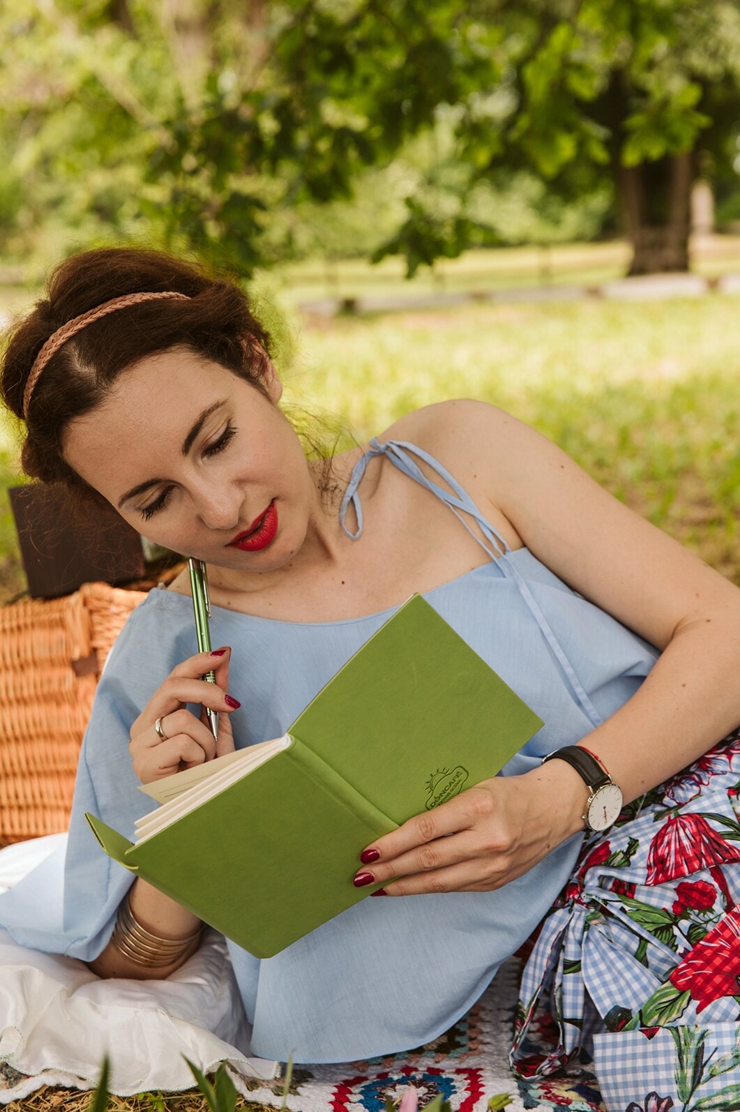 Žena piše u zelenom notesu