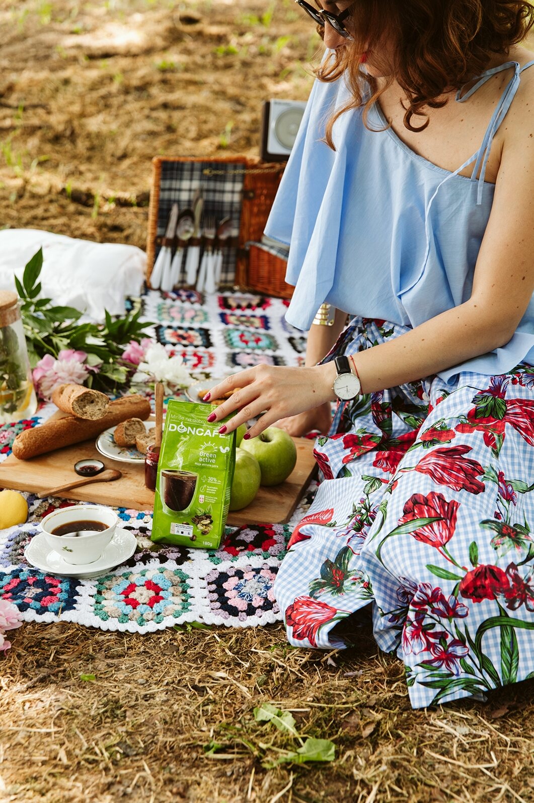 Portret žene na pikniku