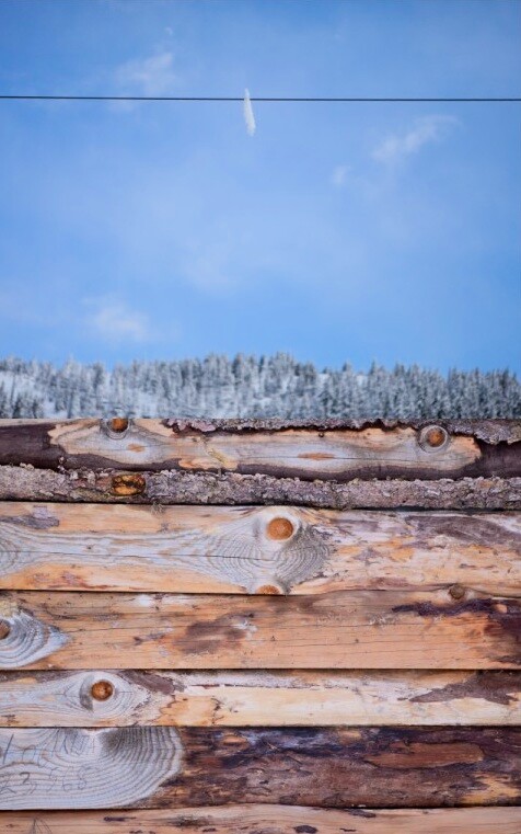 Detalj porcelanskog seta na snežnom stolu