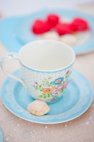 Crvena dekoracija na belom stolu