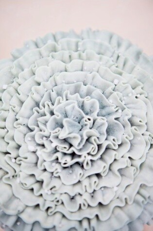 Porcelanska činija sa cvećem