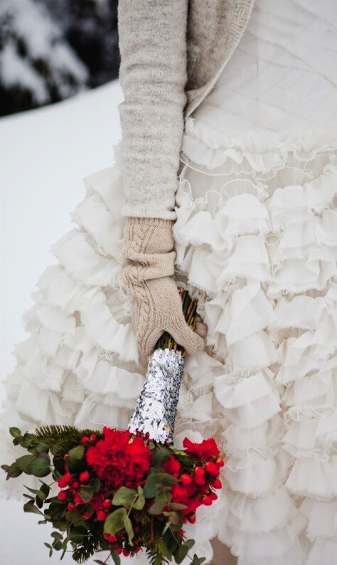 Kratka pufnasta venčanica u snegu