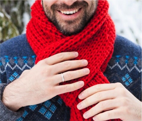 Drva i vatra u snežnom ambijentu