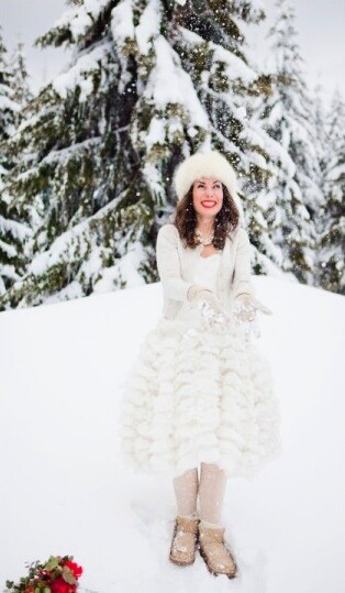 Mlada u snežnom pejzažu